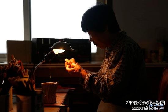 9月19日，张国茹在作坊里制作毛笔。 新华网 姜冰摄