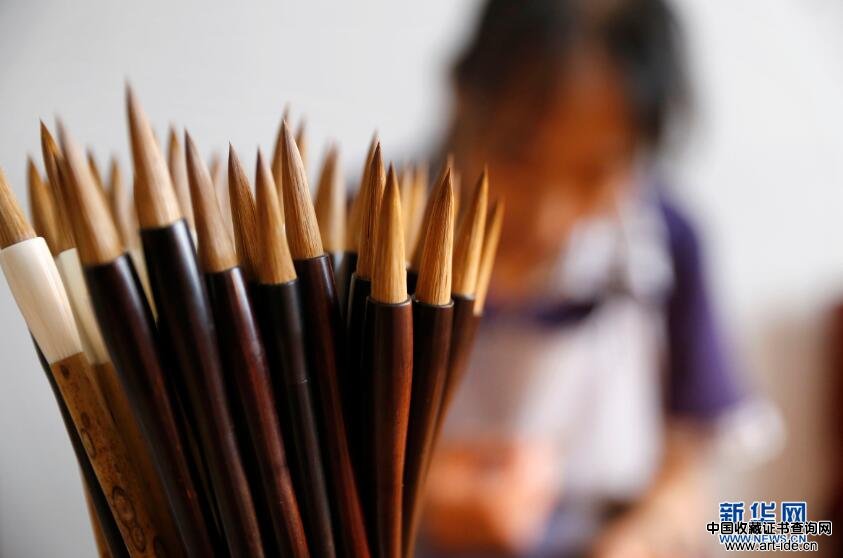 9月19日，张国茹和李世美制作完成的毛笔。新华网 姜冰摄