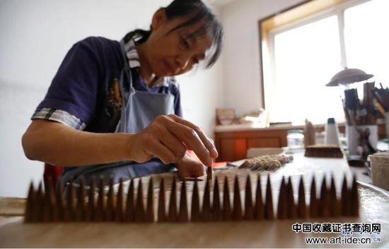 9月19日，李世美在进行毛笔加工的“水盆”工序。 新华网 姜冰摄