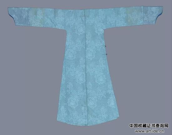 月白色泰西纱常服袍，清光绪，身长138cm，两袖通长188cm，袖口宽24.50cm，下摆宽72cm，左右裾76cm。故宫博物院藏。