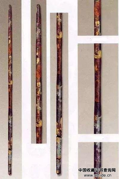 浙江萧山跨湖桥遗址出土的漆弓，距今已有8000年历史，是目前发现的世界上最早的漆器