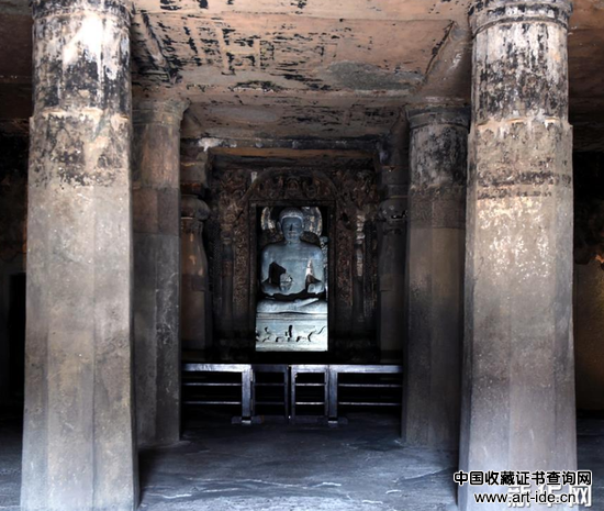 这是12月22日在印度马哈拉施特拉邦拍摄的阿旃陀石窟内景。