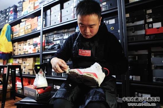 穆京闲暇之余就会擦拭收藏的球鞋 本报记者党运 实习生刘艳摄