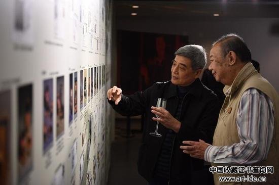 收藏家李晓璘（右）与嘉宾观看展览。李翊 摄