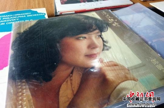 金方勇收藏的1983年版邓丽君的黑胶唱片《淡淡幽情》。　胡小丽 摄