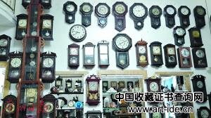 钟表收藏挂满了一面墙。