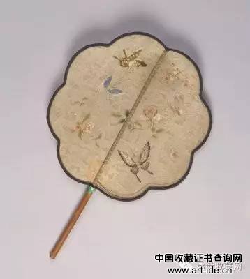 清 竹柄纱地堆绫加绣花蝶扇
　扇面纵31cm，横28cm