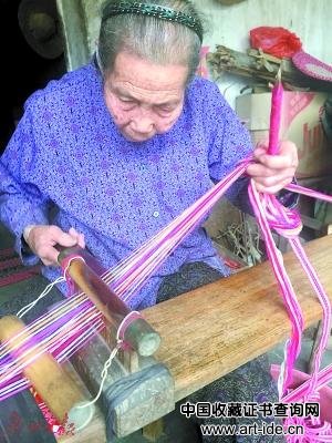 姚丽娟婆婆一个小时只能织一米长的福带。