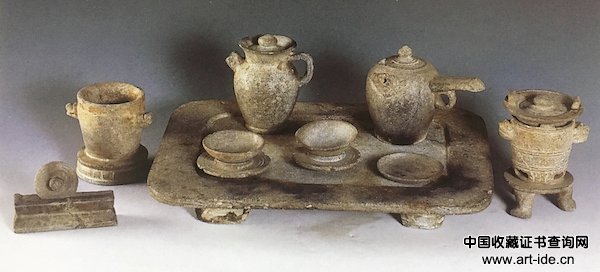 唐式风炉、座子、茶瓶、茶釜、单柄壶、茶碾、茶碗两件、茶托两件、盘、茶台。 台湾自然科学博物馆藏