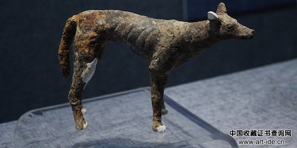 隋炀帝萧后墓中出土的陶细犬，与汉代釉陶通行的犬类形象差异较大