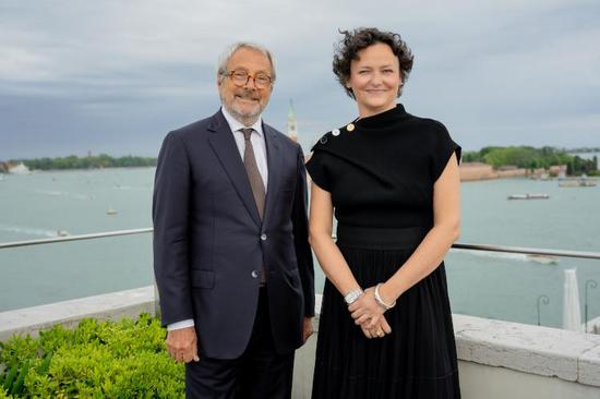 威尼斯双年展主席罗伯特·西库托与塞西莉亚·阿莱马尼（右）