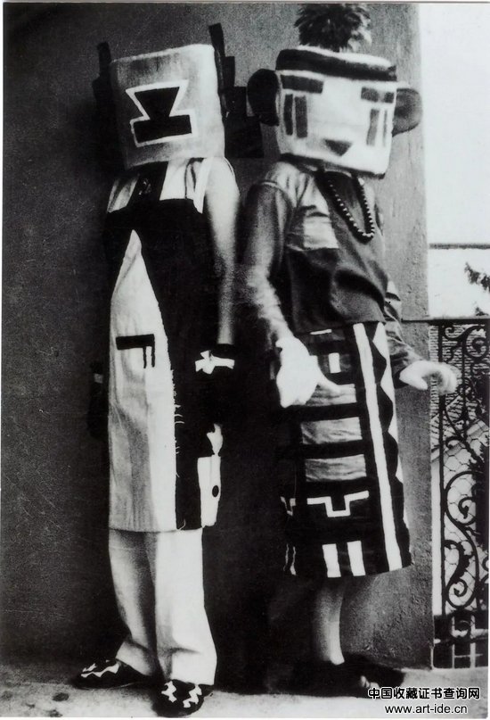  苏菲·陶柏-阿尔普（Sophie Taeuber-Arp）与妹妹埃里卡·施莱格尔（Erika Schlegel）穿着由艺术家设计的“Hopi服饰”（Hopi costumes）